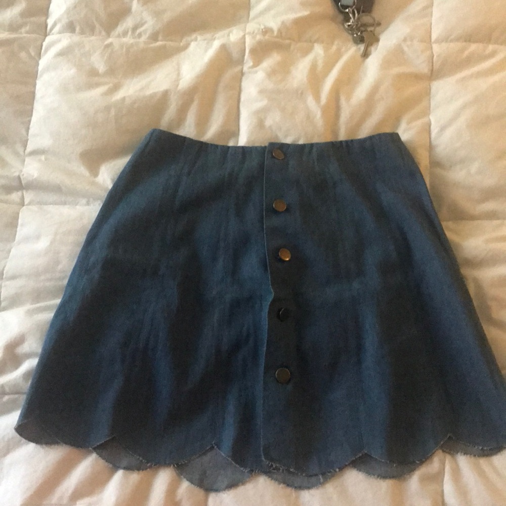 Scalloped denim skirt with buttons